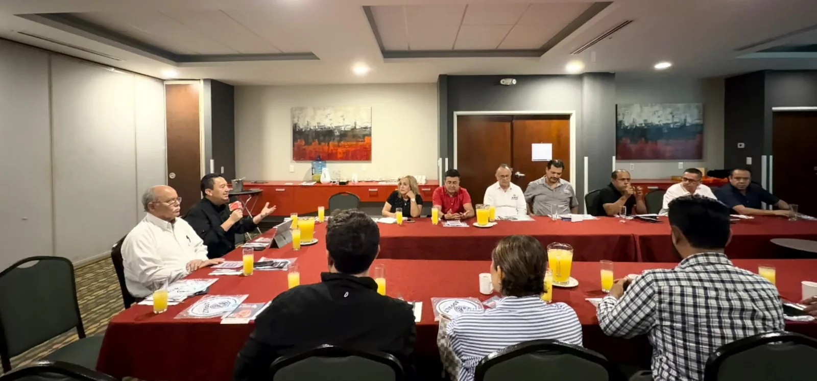 Integrantes reunidos durante la sesión de octubre de APPALT